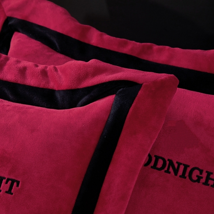 91家纺网 家纺一手货源 找家纺 畅畅家纺 2025新款亲肤舒适双拼牛奶绒纯色绣花床盖四件套 酒红