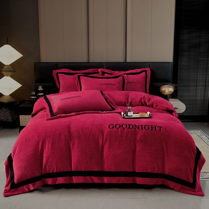91家纺网 家纺一手货源 找家纺 畅畅家纺 2025新款亲肤舒适双拼牛奶绒纯色绣花床盖四件套 酒红