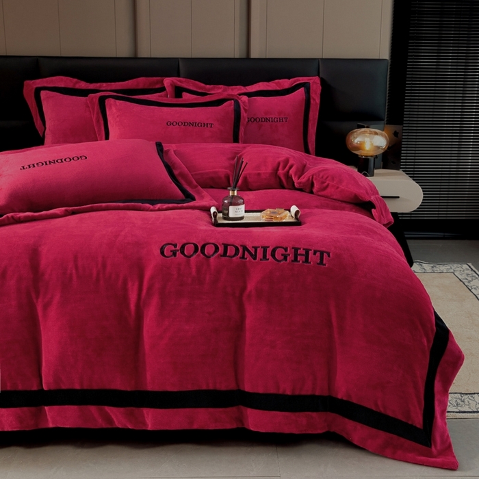91家纺网 家纺一手货源 找家纺 畅畅家纺 2025新款亲肤舒适双拼牛奶绒纯色绣花床盖四件套 酒红