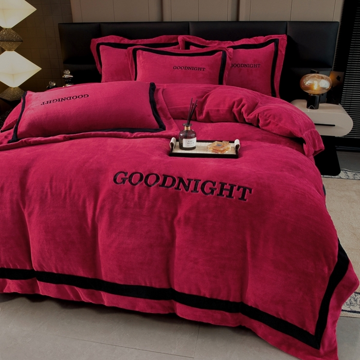 91家纺网 家纺一手货源 找家纺 畅畅家纺 2025新款亲肤舒适双拼牛奶绒纯色绣花床盖四件套 酒红