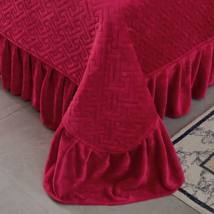 91家纺网 家纺一手货源 找家纺 畅畅家纺 2025新款亲肤舒适双拼牛奶绒纯色绣花床盖四件套 酒红