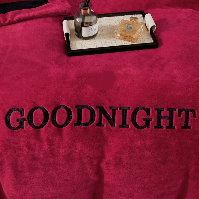 91家纺网 家纺一手货源 找家纺 畅畅家纺 2025新款亲肤舒适双拼牛奶绒纯色绣花床盖四件套 酒红