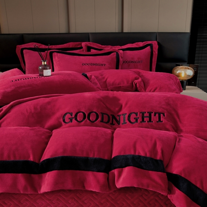 91家纺网 家纺一手货源 找家纺 畅畅家纺 2025新款亲肤舒适双拼牛奶绒纯色绣花床盖四件套 酒红