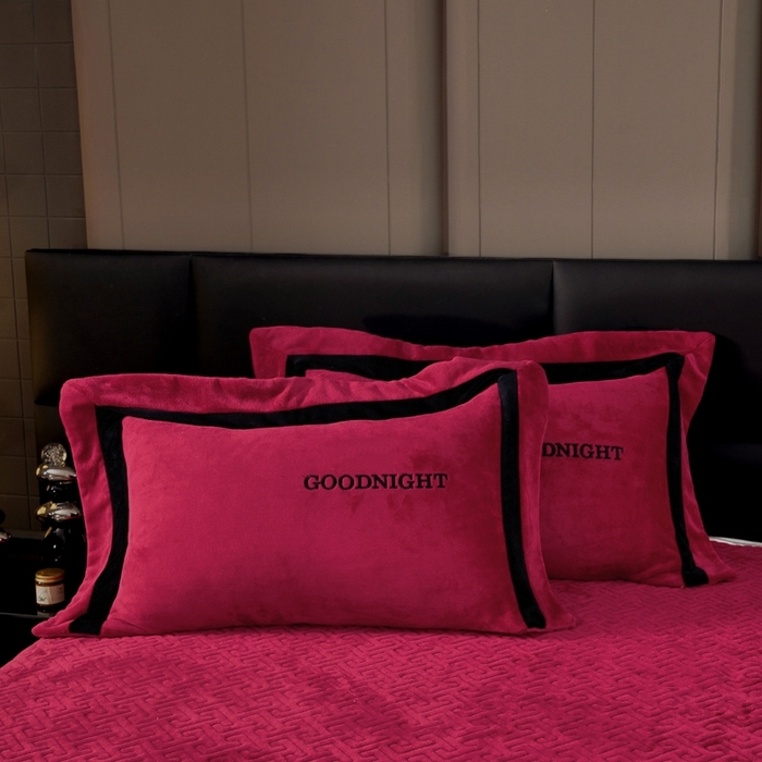 91家纺网 家纺一手货源 找家纺 畅畅家纺 2025新款亲肤舒适双拼牛奶绒纯色绣花床盖四件套 酒红