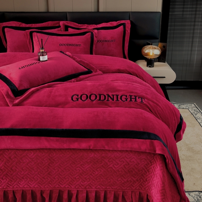 91家纺网 家纺一手货源 找家纺 畅畅家纺 2025新款亲肤舒适双拼牛奶绒纯色绣花床盖四件套 酒红