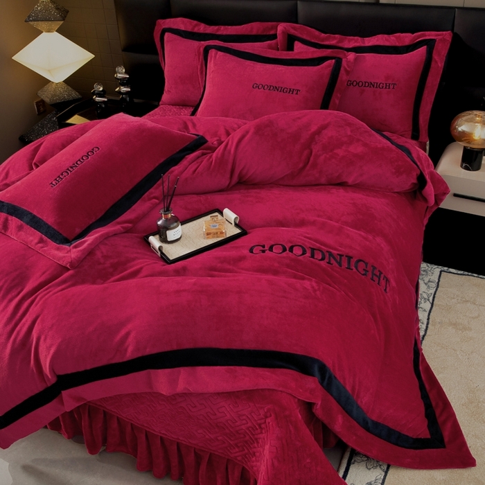 91家纺网 家纺一手货源 找家纺 畅畅家纺 2025新款亲肤舒适双拼牛奶绒纯色绣花床盖四件套 酒红