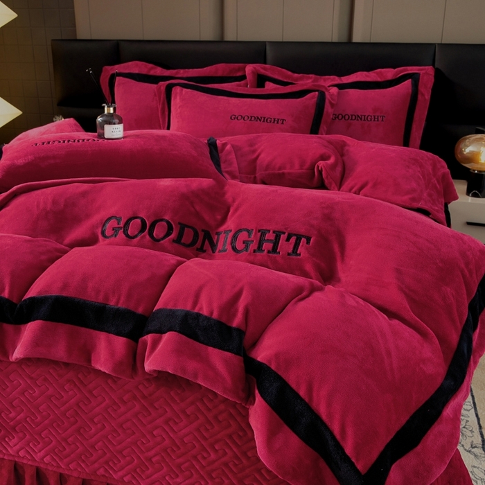 91家纺网 家纺一手货源 找家纺 畅畅家纺 2025新款亲肤舒适双拼牛奶绒纯色绣花床盖四件套 酒红