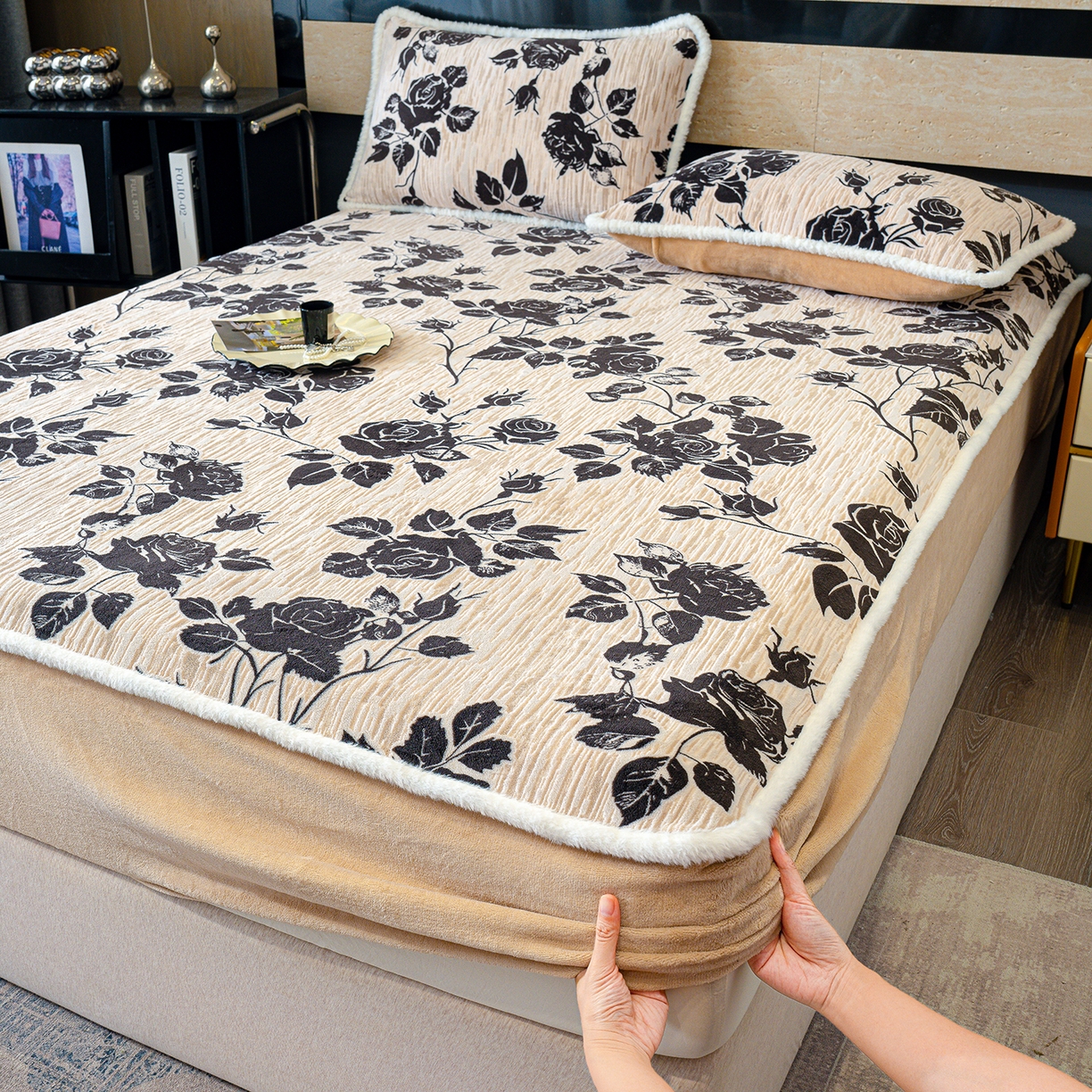 91家纺网 家纺一手货源 找家纺 ME/ERA HOME寐时代 2025新款牛奶绒雕花兔毛绒包边床笠 古韵花香