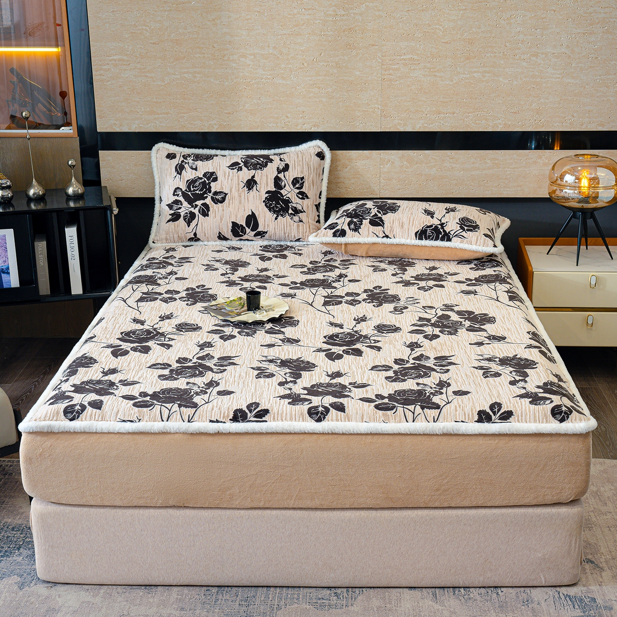 91家纺网 家纺一手货源 找家纺 ME/ERA HOME寐时代 2025新款牛奶绒雕花兔毛绒包边床笠 古韵花香