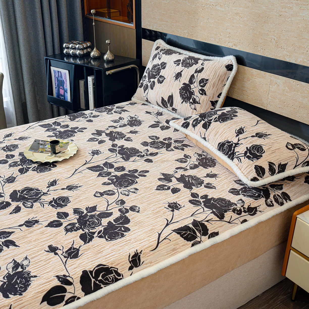 91家纺网 家纺一手货源 找家纺 ME/ERA HOME寐时代 2025新款牛奶绒雕花兔毛绒包边床笠 古韵花香