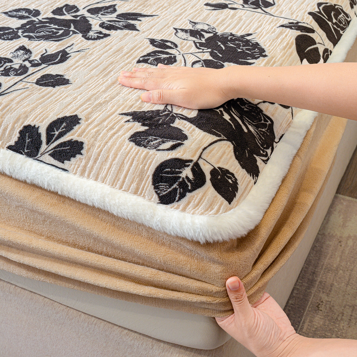 91家纺网 家纺一手货源 找家纺 ME/ERA HOME寐时代 2025新款牛奶绒雕花兔毛绒包边床笠 古韵花香