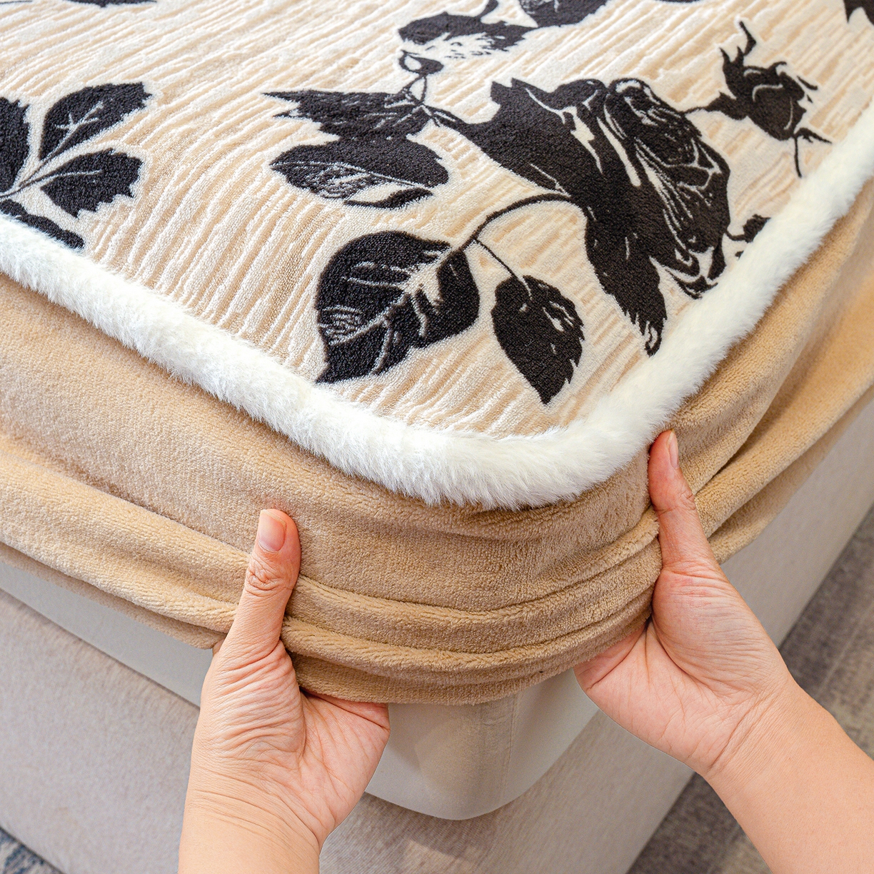 91家纺网 家纺一手货源 找家纺 ME/ERA HOME寐时代 2025新款牛奶绒雕花兔毛绒包边床笠 古韵花香