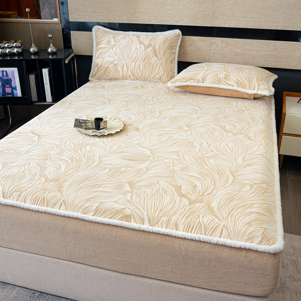 91家纺网 家纺一手货源 找家纺 ME/ERA HOME寐时代 2025新款牛奶绒雕花兔毛绒包边床笠 北欧经典