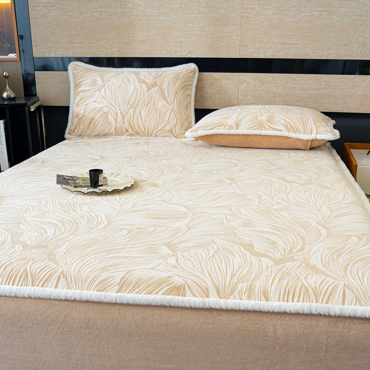 91家纺网 家纺一手货源 找家纺 ME/ERA HOME寐时代 2025新款牛奶绒雕花兔毛绒包边床笠 北欧经典