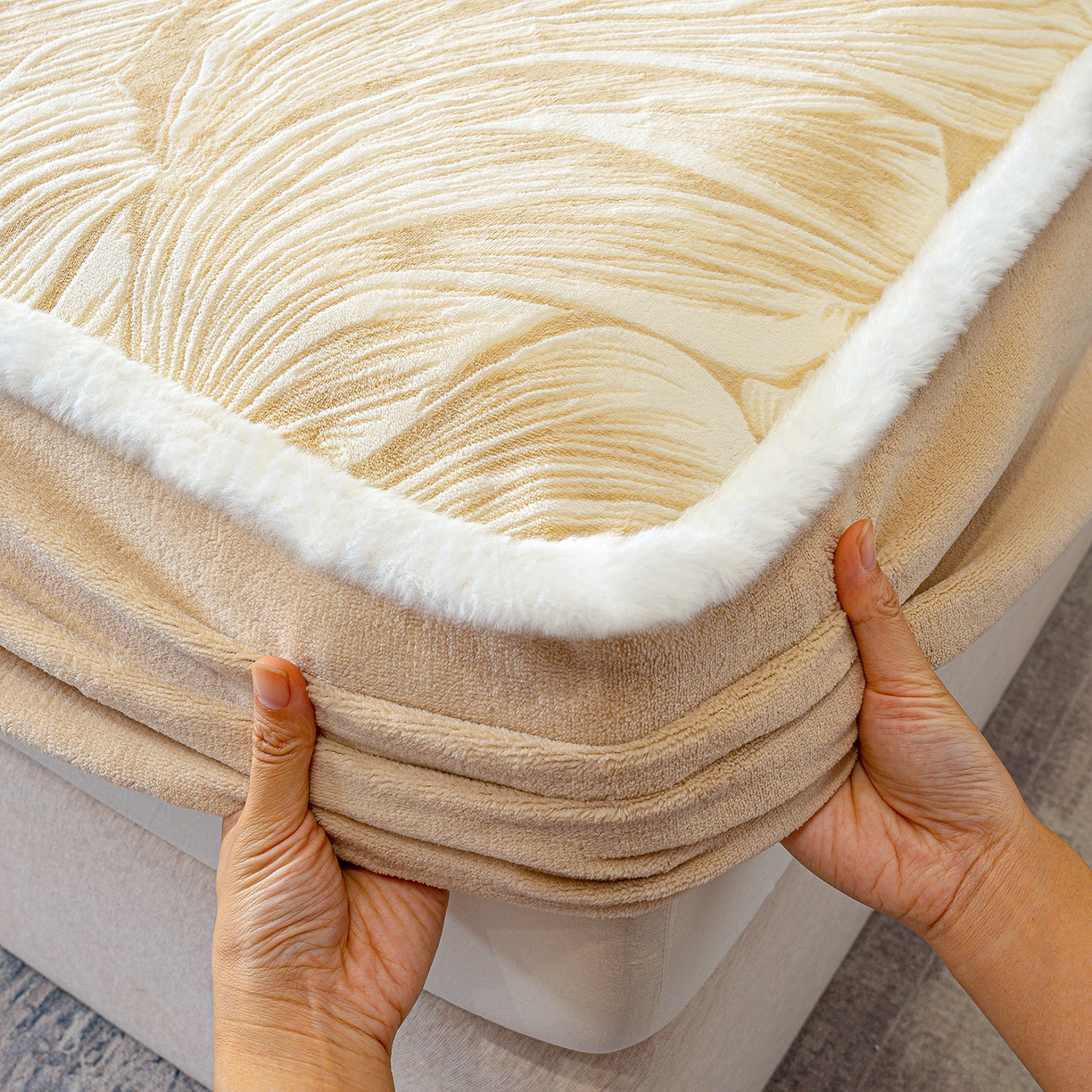 91家纺网 家纺一手货源 找家纺 ME/ERA HOME寐时代 2025新款牛奶绒雕花兔毛绒包边床笠 北欧经典