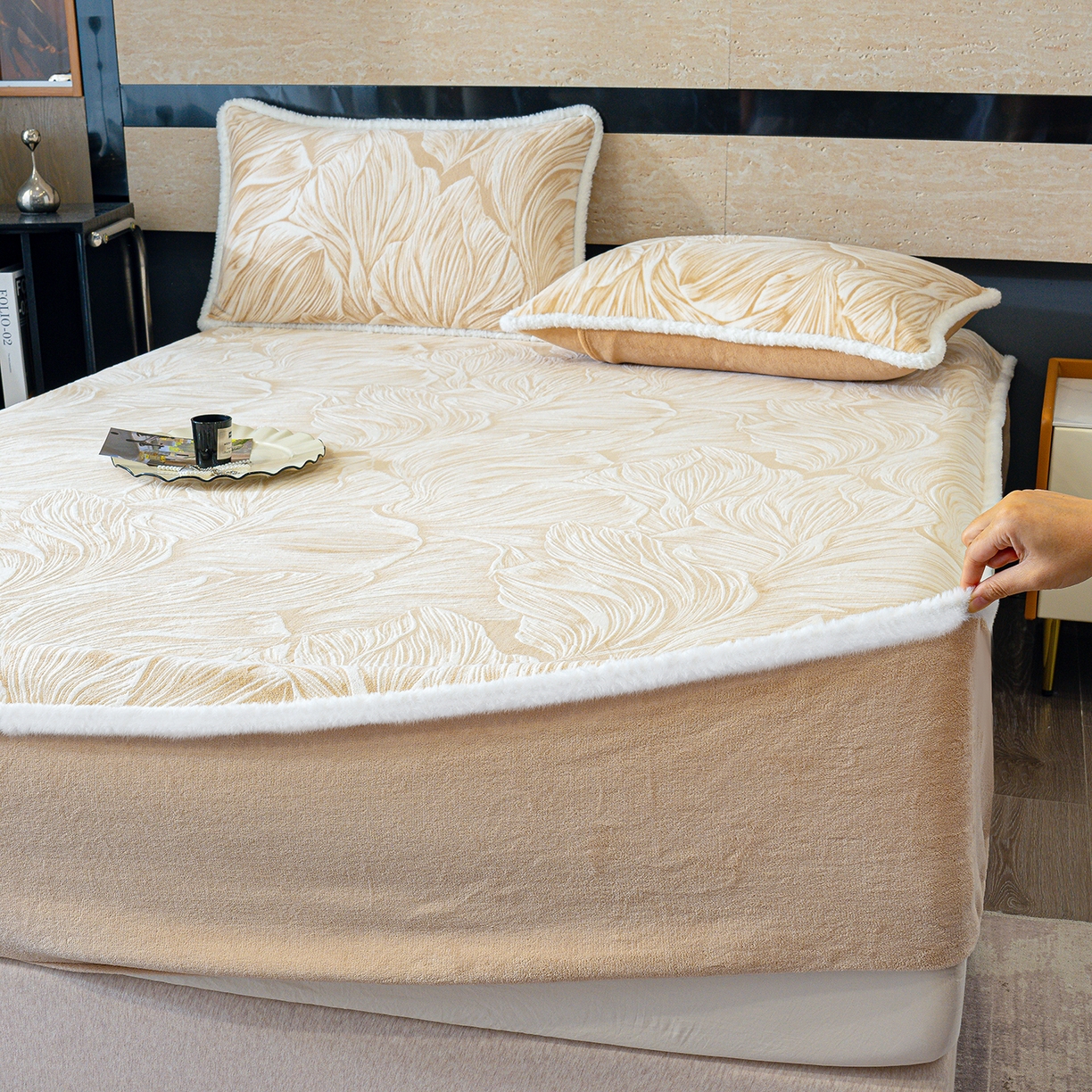 91家纺网 家纺一手货源 找家纺 ME/ERA HOME寐时代 2025新款牛奶绒雕花兔毛绒包边床笠 北欧经典