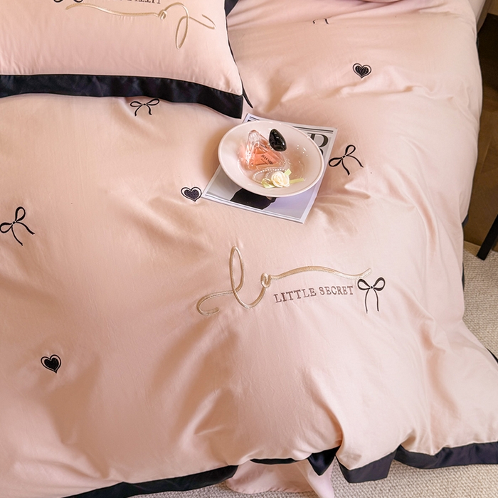 91家纺网 家纺一手货源 找家纺 （总）理想家家纺 2025新款纯棉轻奢刺绣四件套-小秘密系列场景二