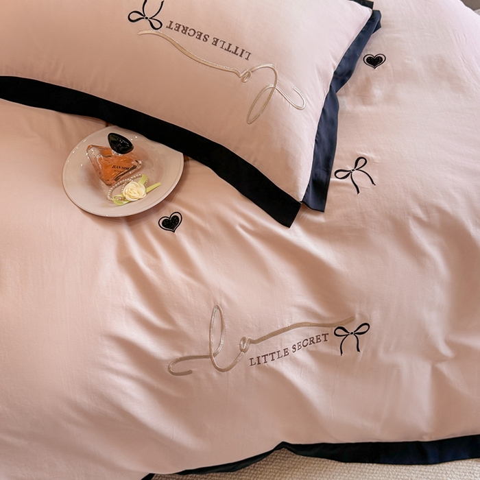 91家纺网 家纺一手货源 找家纺 （总）理想家家纺 2025新款纯棉轻奢刺绣四件套-小秘密系列场景二