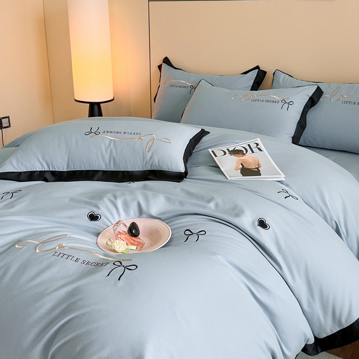 91家纺网 家纺一手货源 找家纺 理想家家纺 2025新款纯棉轻奢刺绣四件套-小秘密系列场景二 小秘密 蓝