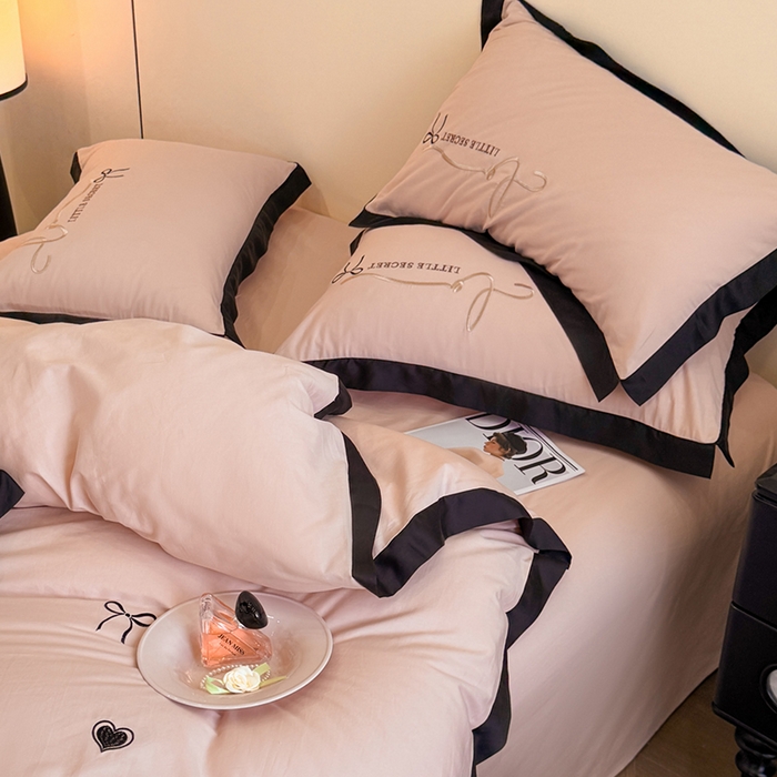 91家纺网 家纺一手货源 找家纺 理想家家纺 2025新款纯棉轻奢刺绣四件套-小秘密系列场景二 小秘密 粉