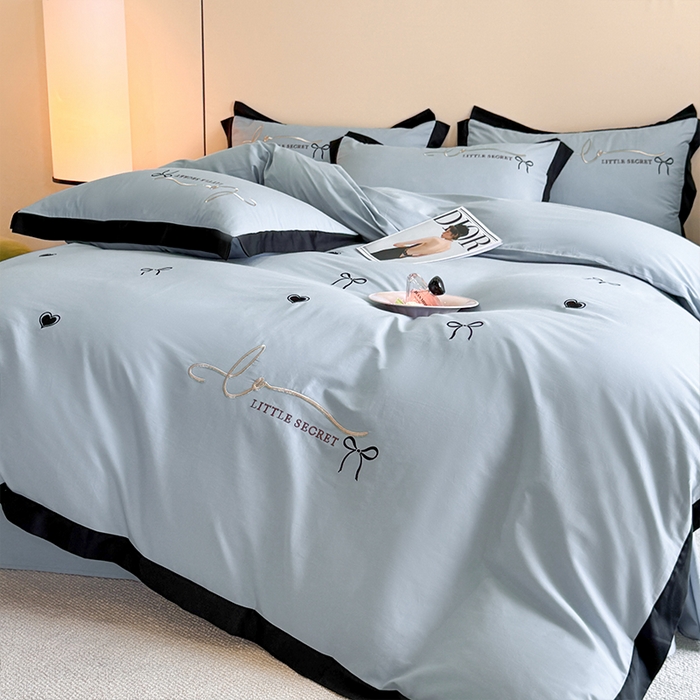 91家纺网 家纺一手货源 找家纺 理想家家纺 2025新款纯棉轻奢刺绣四件套-小秘密系列场景二 小秘密 蓝