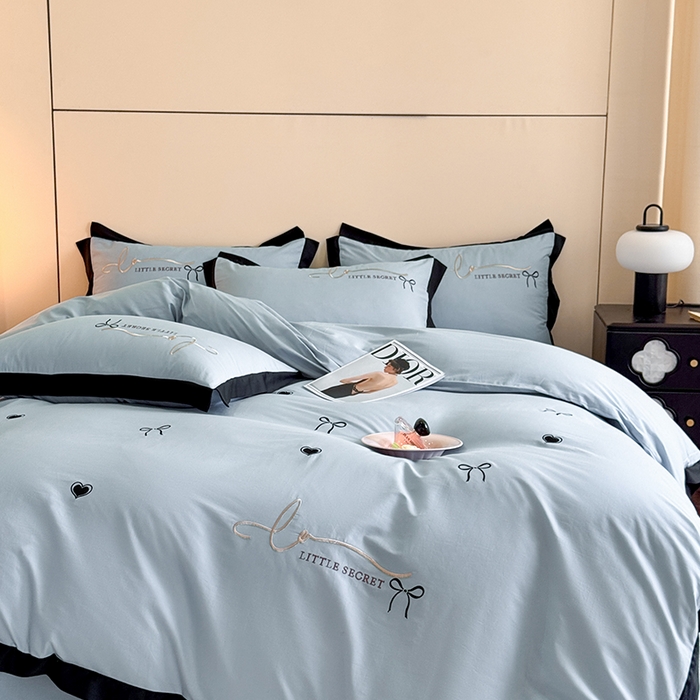 91家纺网 家纺一手货源 找家纺 理想家家纺 2025新款纯棉轻奢刺绣四件套-小秘密系列场景二 小秘密 蓝
