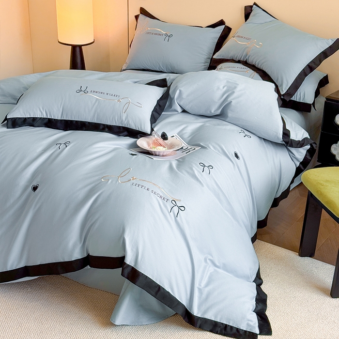 91家纺网 家纺一手货源 找家纺 理想家家纺 2025新款纯棉轻奢刺绣四件套-小秘密系列场景二 小秘密 蓝