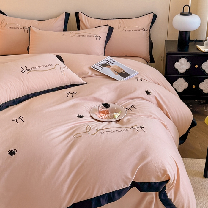 91家纺网 家纺一手货源 找家纺 理想家家纺 2025新款纯棉轻奢刺绣四件套-小秘密系列场景二 小秘密 粉