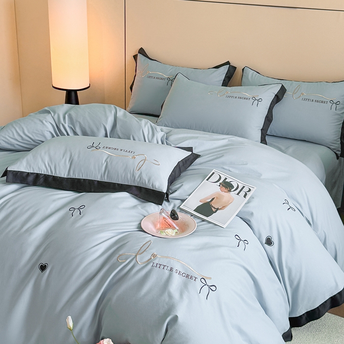 91家纺网 家纺一手货源 找家纺 理想家家纺 2025新款纯棉轻奢刺绣四件套-小秘密系列场景二 小秘密 蓝