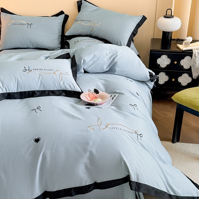 91家纺网 家纺一手货源 找家纺 理想家家纺 2025新款纯棉轻奢刺绣四件套-小秘密系列场景二 小秘密 蓝
