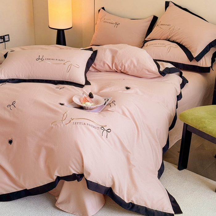 91家纺网 家纺一手货源 找家纺 理想家家纺 2025新款纯棉轻奢刺绣四件套-小秘密系列场景二 小秘密 粉