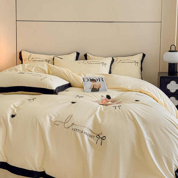 91家纺网 家纺一手货源 找家纺 理想家家纺 2025新款纯棉轻奢刺绣四件套-小秘密系列场景二 小秘密 黄