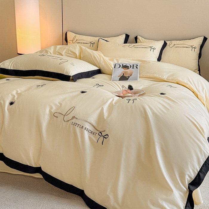 91家纺网 家纺一手货源 找家纺 理想家家纺 2025新款纯棉轻奢刺绣四件套-小秘密系列场景二 小秘密 黄