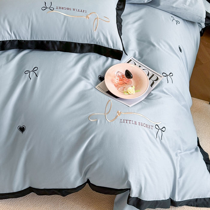 91家纺网 家纺一手货源 找家纺 理想家家纺 2025新款纯棉轻奢刺绣四件套-小秘密系列场景二 小秘密 蓝