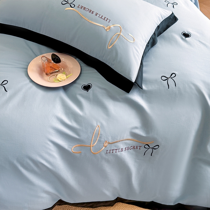 91家纺网 家纺一手货源 找家纺 理想家家纺 2025新款纯棉轻奢刺绣四件套-小秘密系列场景二 小秘密 蓝