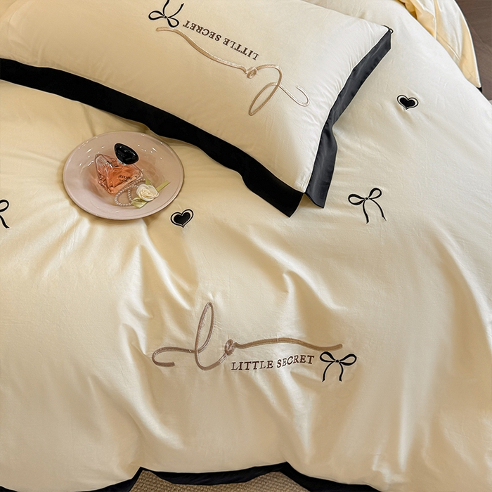 91家纺网 家纺一手货源 找家纺 理想家家纺 2025新款纯棉轻奢刺绣四件套-小秘密系列场景二 小秘密 黄