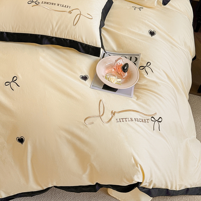 91家纺网 家纺一手货源 找家纺 理想家家纺 2025新款纯棉轻奢刺绣四件套-小秘密系列场景二 小秘密 黄