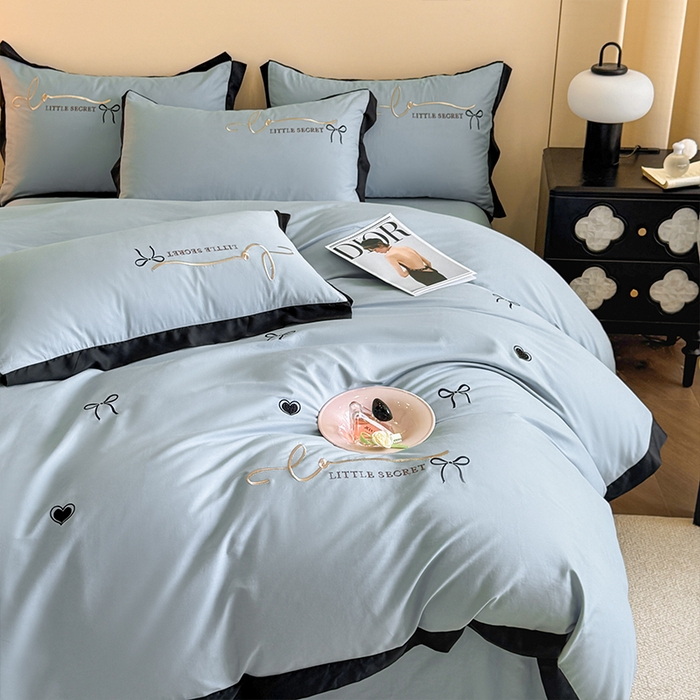 91家纺网 家纺一手货源 找家纺 理想家家纺 2025新款纯棉轻奢刺绣四件套-小秘密系列场景二 小秘密 蓝