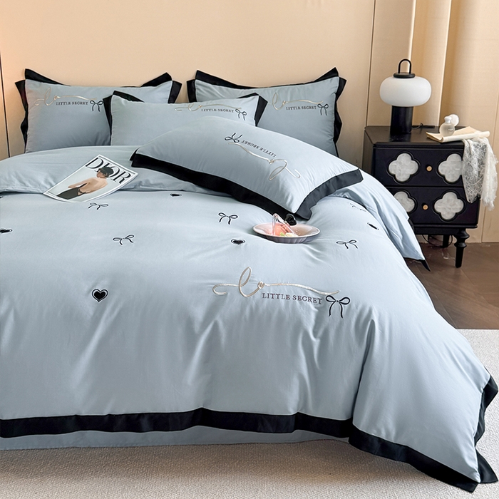 91家纺网 家纺一手货源 找家纺 理想家家纺 2025新款纯棉轻奢刺绣四件套-小秘密系列场景二 小秘密 蓝