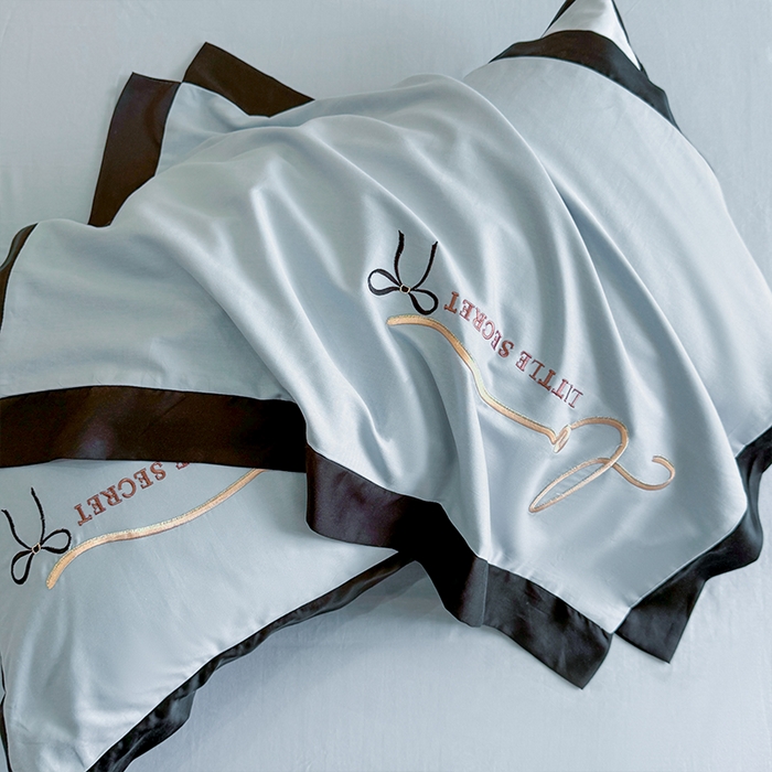 91家纺网 家纺一手货源 找家纺 理想家家纺 2025新款纯棉轻奢刺绣四件套-小秘密系列场景二 小秘密 蓝