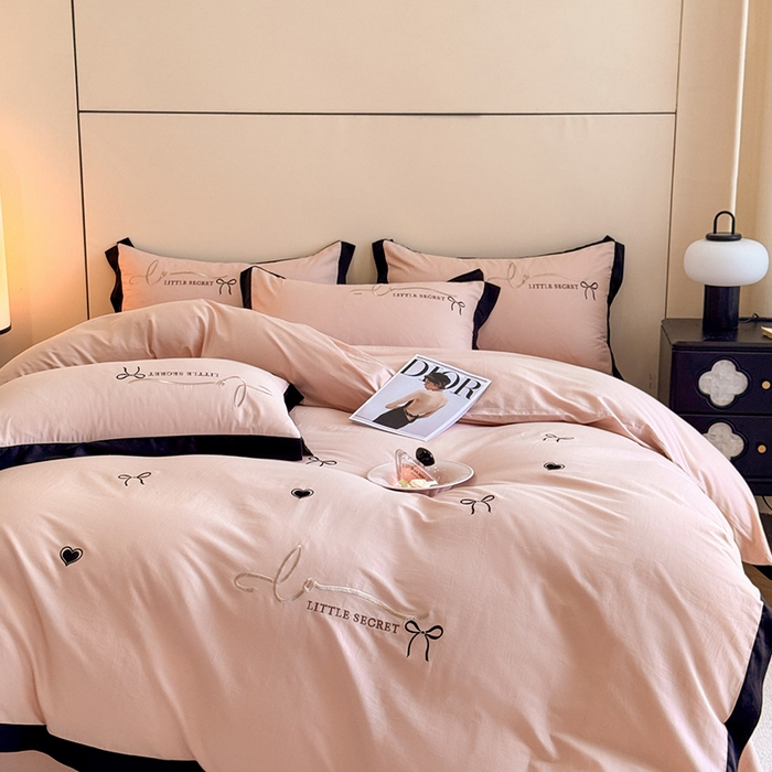 91家纺网 家纺一手货源 找家纺 理想家家纺 2025新款纯棉轻奢刺绣四件套-小秘密系列场景二 小秘密 粉