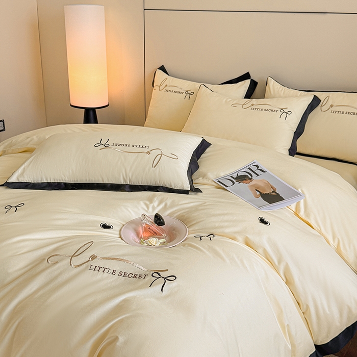 91家纺网 家纺一手货源 找家纺 理想家家纺 2025新款纯棉轻奢刺绣四件套-小秘密系列场景二 小秘密 黄