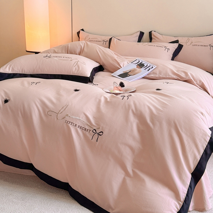 91家纺网 家纺一手货源 找家纺 理想家家纺 2025新款纯棉轻奢刺绣四件套-小秘密系列场景二 小秘密 粉