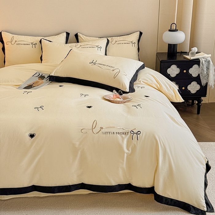 91家纺网 家纺一手货源 找家纺 理想家家纺 2025新款纯棉轻奢刺绣四件套-小秘密系列场景二 小秘密 黄