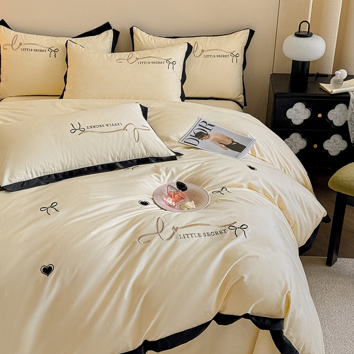 91家纺网 家纺一手货源 找家纺 理想家家纺 2025新款纯棉轻奢刺绣四件套-小秘密系列场景二 小秘密 黄