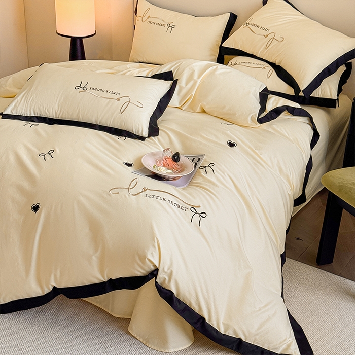 91家纺网 家纺一手货源 找家纺 理想家家纺 2025新款纯棉轻奢刺绣四件套-小秘密系列场景二 小秘密 黄