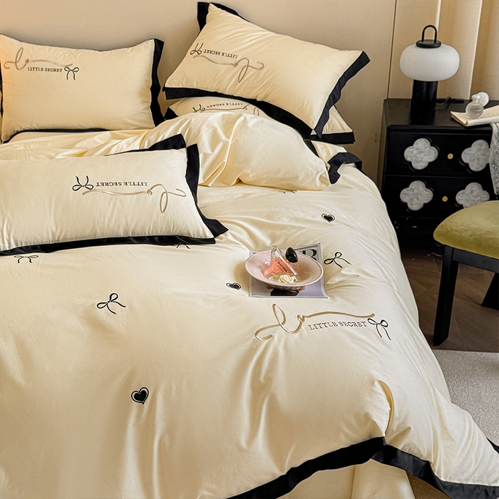 91家纺网 家纺一手货源 找家纺 理想家家纺 2025新款纯棉轻奢刺绣四件套-小秘密系列场景二 小秘密 黄