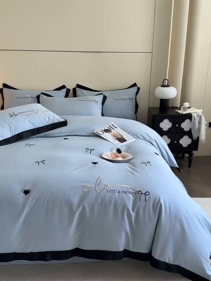 91家纺网 家纺一手货源 找家纺 理想家家纺 2025新款纯棉轻奢刺绣四件套-小秘密系列场景二 小秘密 蓝