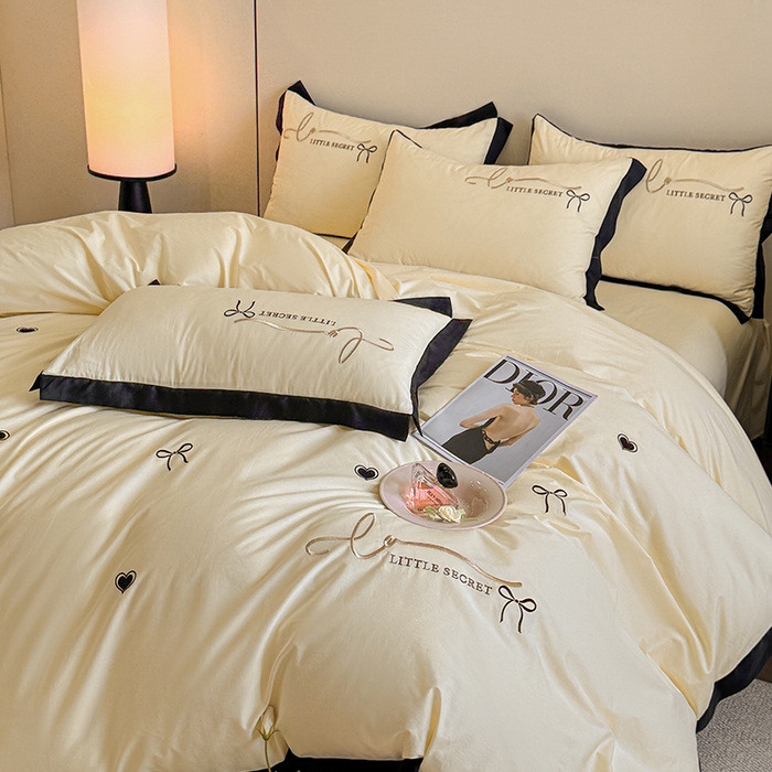 91家纺网 家纺一手货源 找家纺 理想家家纺 2025新款纯棉轻奢刺绣四件套-小秘密系列场景二 小秘密 黄