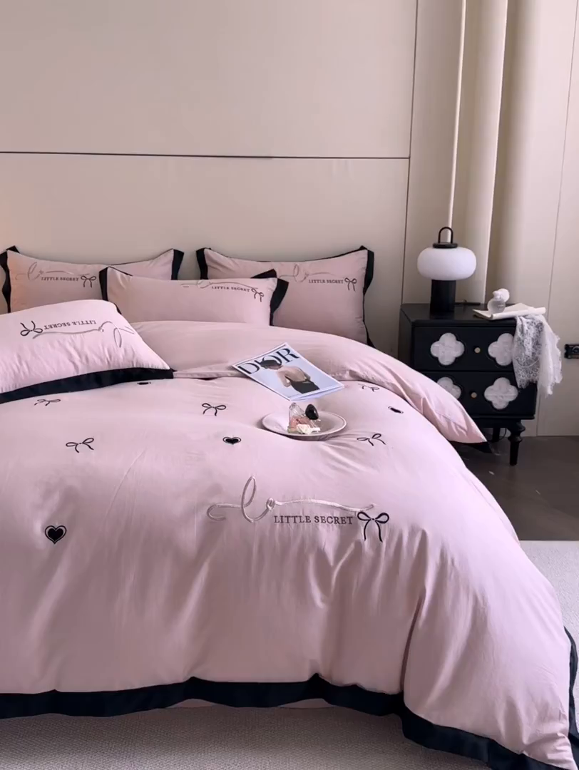 91家纺网 家纺一手货源 找家纺 （总）理想家家纺 2025新款纯棉轻奢刺绣四件套-小秘密系列场景二
